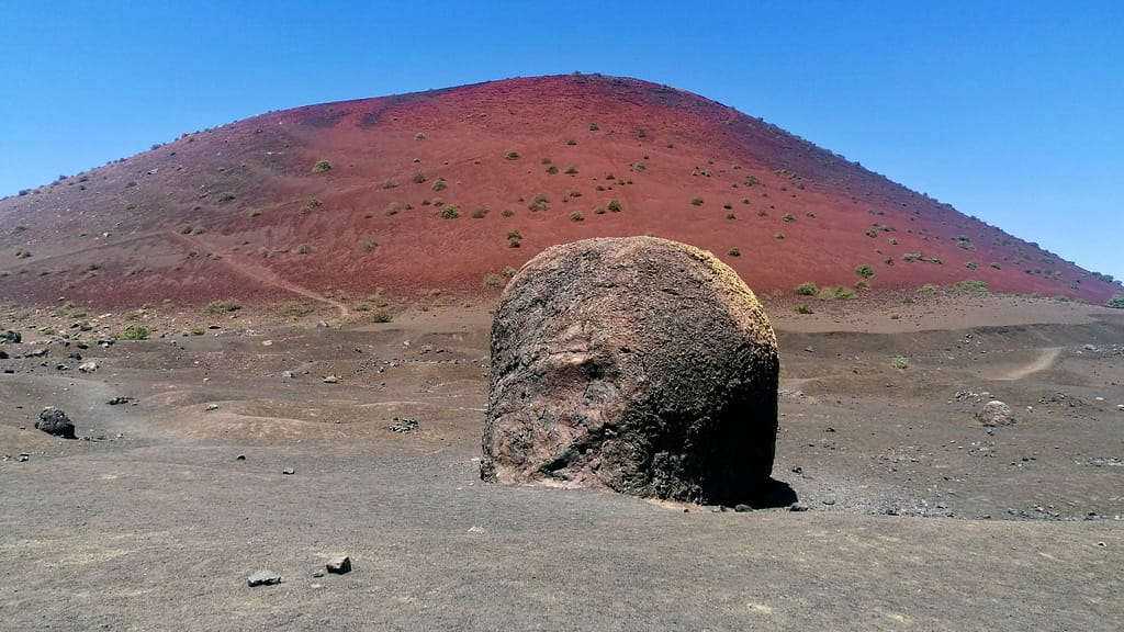 Montaña Colorada con Bomba Volcánica