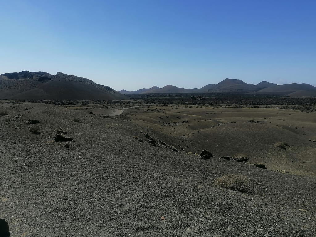 Paisaje de lava en la ruta hacia el volcán del cuervo