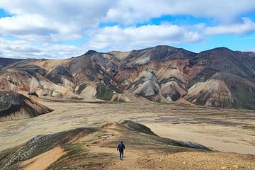 Senderista entre montañas durante una excursión a Landmannalaugar, en el centro de Islandoa