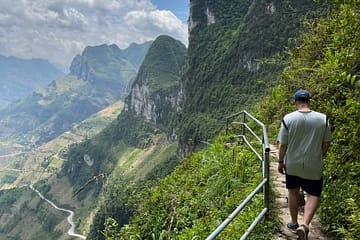 Senderista haciendo trekking en el Ha Giang Loop, uno de los mejores planes de un viaje a Vietnam.