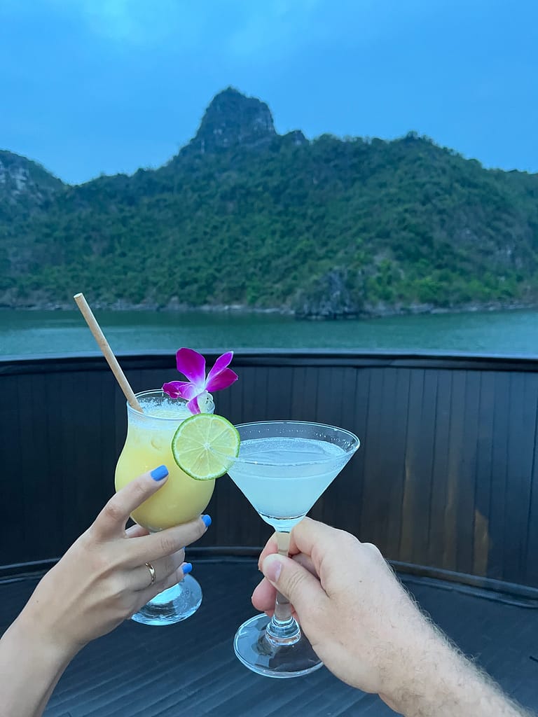 Excursión en barco por la Bahía de Halong, uno de los mejores sitios para visitar en un Viaje a Vietnam.